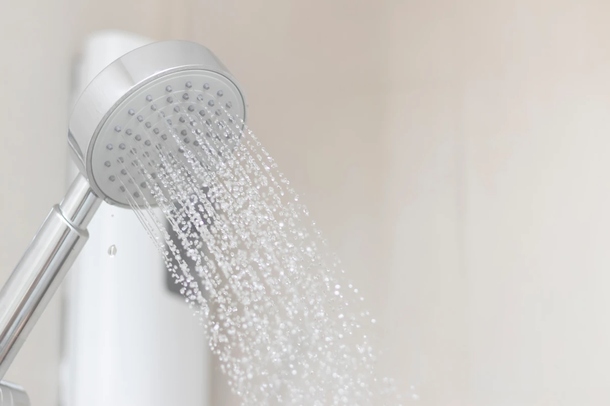 Show head with water flowing out